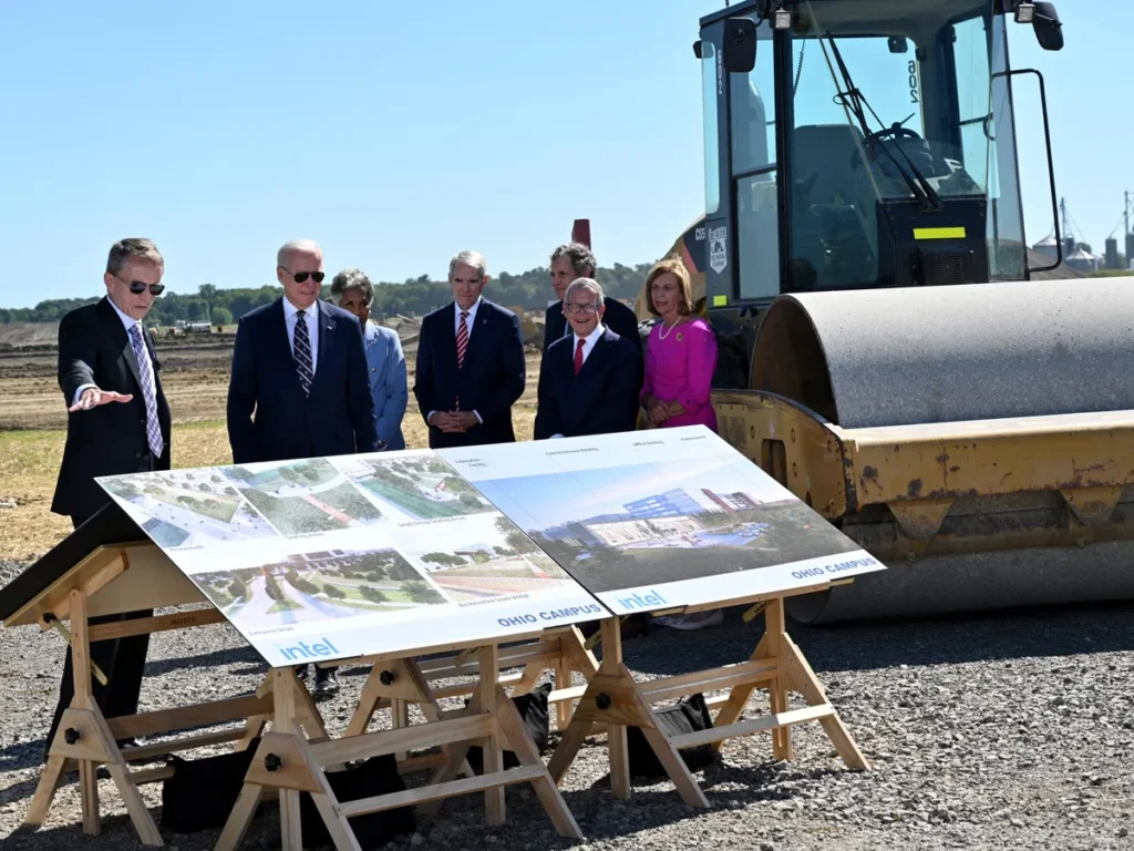 Chip Fabs Go Green 10 Team of IT workers, testers, freelancers, young men and women in VR goggles