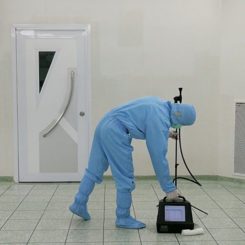 Inspector are testing dust inside the operating room with Particle Counter. oznor